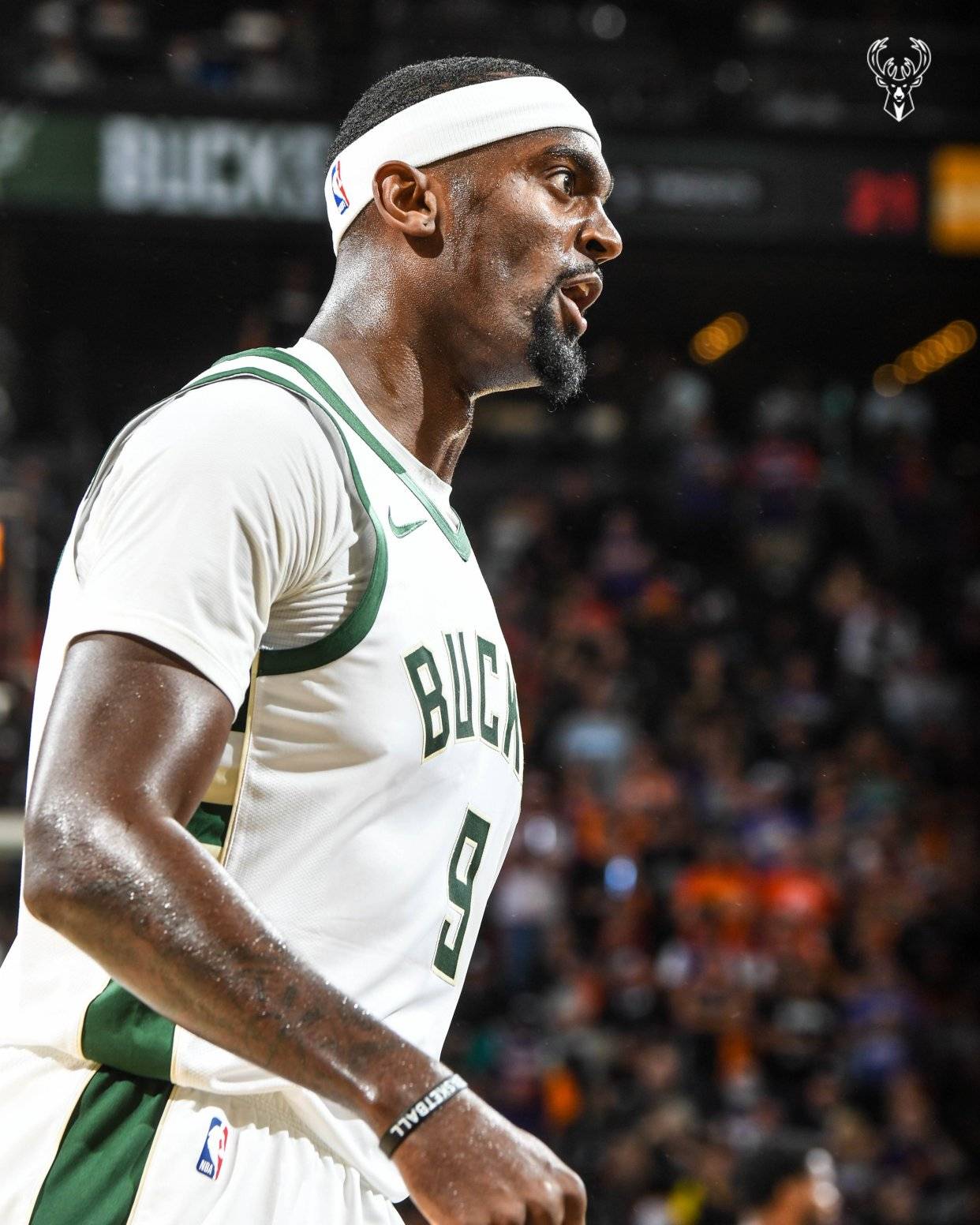 雄鹿逆转福建队，乔治高光表现