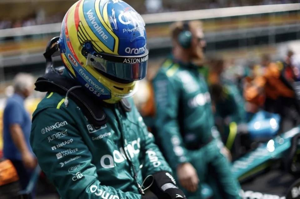 阿斯顿马丁绝杀梅赛德斯，阿隆索扛起全队